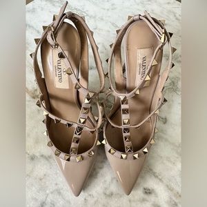 VALENTINO
Valentino Rockstud Heels 5️⃣5️⃣0️⃣